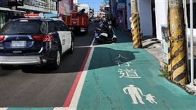 標線型人行道禁停車 台中大執法最高開罰1200元台中市交通局指出，汽機車違規停放占用標線型人行道，依道路交通管理處罰條例規定，最高可處新台幣1200元罰鍰。（台中市政府提供）中央社記者郝雪卿傳真 113年11月9日