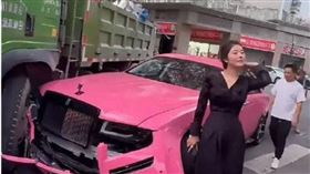 大陸廣州市日前發生車禍事故，一輛粉色勞斯萊斯不慎遭大型貨車撞上，導致車頭被撞爛損失慘重，但女車主竟霸氣喊免賠，引起熱議。（圖／翻攝自微博）