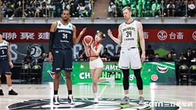 ▲三上悠亞擔任TPBL福爾摩沙夢想家對高雄全家海神開球嘉賓。（圖／記者劉彥池攝影）