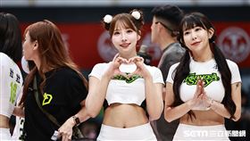 ▲三上悠亞參與中場遊戲。（圖／記者劉彥池攝影）