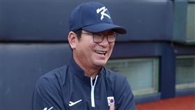 12強賽韓國對台先發投手　總教練笑回：不知道世界12強棒球賽韓國隊9日在台北天母棒球場練球，總教練柳仲逸（圖）受訪時被問起預賽首戰對台灣的先發投手安排，始終保密到家，笑回：「不知道」。中央社記者張新偉攝  113年11月9日