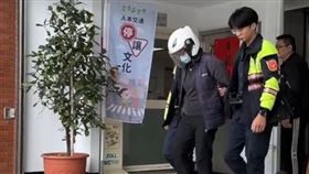 砍人女碩士移送新北撿時，低頭不語。（圖／翻攝畫面）