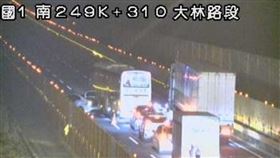 大林路段爆追撞，目前車流回堵中。（圖／翻攝自國道即時影像）
