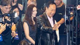郭台銘和曾馨瑩手牽手放閃走入會場。