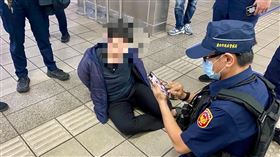 捷運板南線驚傳持刀攻擊事件  警到場壓制逮人台北捷運板南線列車8日晚間有女子（中）持美工刀攻擊乘客，導致車廂內2人受傷送醫，警方獲報趕往捷運新埔站壓制犯嫌，隨後帶回警局詢問。（民眾提供）中央社記者黃旭昇新北市傳真  113年11月8日