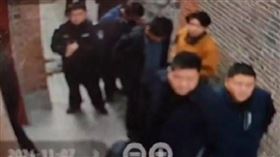 女子拍下「派出所長罵老人」PO網，隔天竟被10多名員警找上門。（圖／翻攝自微博）