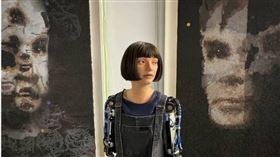 愛達與畫作「AI之神」。（圖／X）