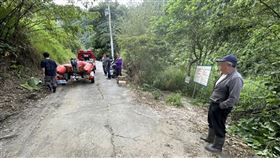 苗栗卓蘭發電廠昨天（9日）放水時傳出一名鄧姓男子（57歲）疑遭沖走失聯，家屬在排水口附近發現鄧男機車，警消人員獲報後漏夜在岸邊及水面搜救，但截至今早都未發現失聯男子。