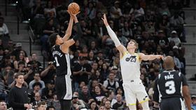 ▲溫班亞馬（Victor Wembanyama）飆進6顆三分球，馬刺1分輸球。（圖／路透社／達志影像）