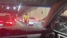 基隆路地下道大塞車，民眾氣得下車，甚至還有人拍車洩憤。（圖／取自北市議員陳宥丞臉書）