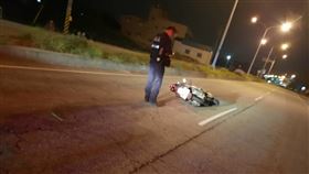 死亡車禍,台一線,台1線,苗栗,通霄,疲勞駕駛,騎士,自撞（圖／翻攝畫面）