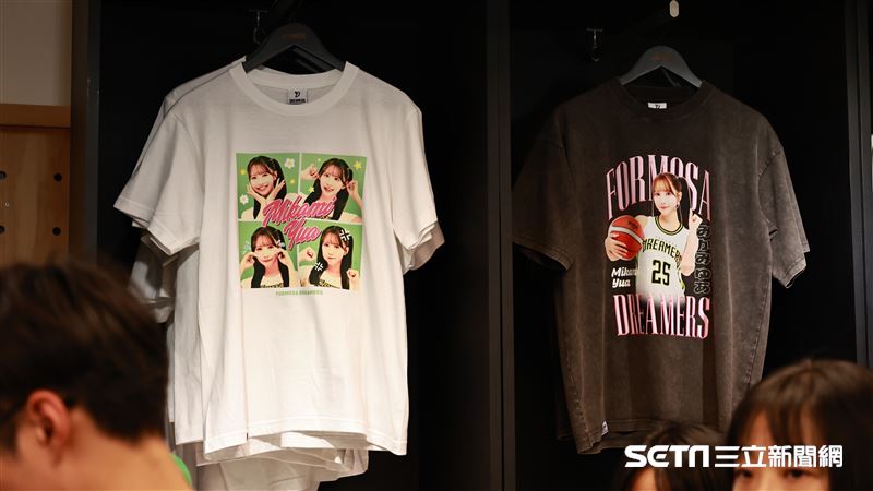 福爾摩沙夢想家當時就推出三上悠亞週邊商品。（圖／記者劉彥池攝影）