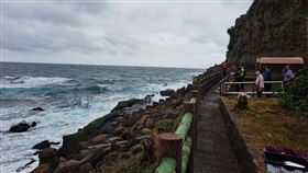 新北市瑞芳深澳路天福宮前海域今天（10日）上午10時許發生一起溺水事件，一名郭姓男子（30歲）與姜姓友人一同前往該處海邊潛水，郭男疑遭暗流捲走下落不明，有人察覺異狀報案求助，警消人員已到場搜救，但目前尚未發現失蹤的郭男，搜救行動持續進行中。