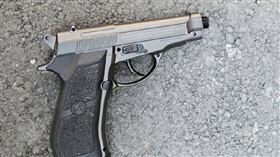 阿嬤散步驚見「槍」驚魂，2男子酒後爭執致瓦斯槍遺落路邊。（圖／翻攝畫面）