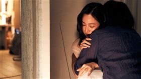 曾宛婷（正面白衣）拍完最後鏡頭後抱住導演嚴藝文痛哭（圖／翻攝曾宛婷Threads）