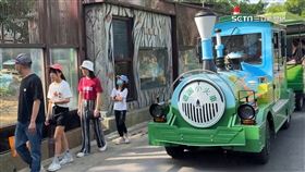 遊園車駕駛邊開邊「玩手機」　遊客拍下驚：太危險