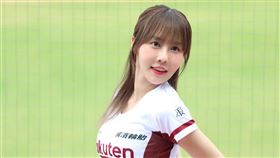 梔梔今年2月證實加入樂天桃猿啦啦隊。（圖／翻攝臉書）