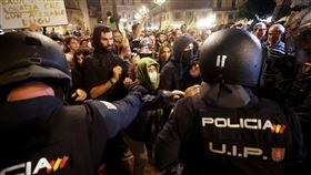 西班牙數以萬計民眾上街示威，抗議政府救災不力。（圖／路透社／達志影像）