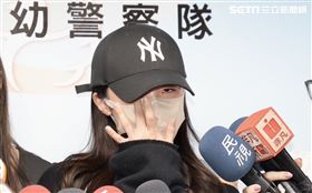 李多慧結束機車環島行程回到台北後遭不明人士沿路尾隨跟拍，10日下午李多慧現身新北市政府警察局婦幼警察隊，在經紀人陪同下報案。（圖／記者鄭孟晃攝影）