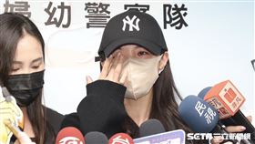 李多慧結束機車環島行程回到台北後遭不明人士沿路尾隨跟拍，10日下午李多慧現身新北市政府警察局婦幼警察隊，在經紀人陪同下報案。（圖／記者鄭孟晃攝影）