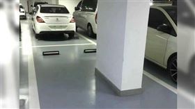 ▲停車格緊貼兩側的大柱子，相當考驗駕駛人技術。（圖／擷取自微博）