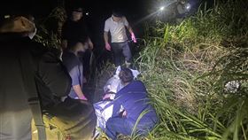 花蓮溪出海口河床發現1男屍  警方尋找身分線索花蓮溪出海口河床高灘地日前發現一具無名男屍，身上無明顯外傷，年紀約40至60歲之間，因屍體嚴重腫脹無法辨識身分，警方呼籲民眾，若近期家中有失蹤親屬與特徵相符或有相關訊息，請儘速與吉安警分局鹽寮派出所聯繫。（花蓮縣警察局提供）中央社記者李先鳳傳真  113年11月10日