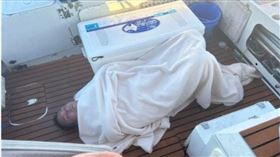 一名越南籍船員深夜從工作的貨船上落海，在海上漂流19小時候被2名釣客發現，奇蹟生還。（圖／翻攝skynews）