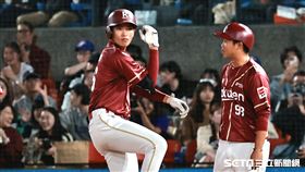 ▲12強官辦熱身賽，樂天桃猿外野手何品室融從黃恩賜手中敲出安打。（圖／記者劉彥池攝影）