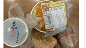 一連鎖餐飲台中忠明店使用「統戰文字」飲料杯封膜引爭議。（圖／翻攝自Threads）