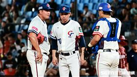 ▲12強官辦熱身賽，台灣隊投手黃恩賜遭遇危機，投手教練林岳平喊暫停。（圖／記者劉彥池攝影）