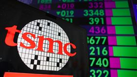 美股走跌台積電ADR逆勢揚美國股市主要指數23日收黑，台積電ADR逆勢上漲1.2%，台股24日開高隨後在平盤附近23300點震盪，台積電發揮穩盤效果，盤中上漲15元，漲幅1.41%。中央社記者王騰毅攝  113年10月24日