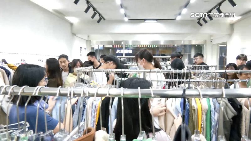 店家推1680元隨便拿　民眾怨排隊動線亂