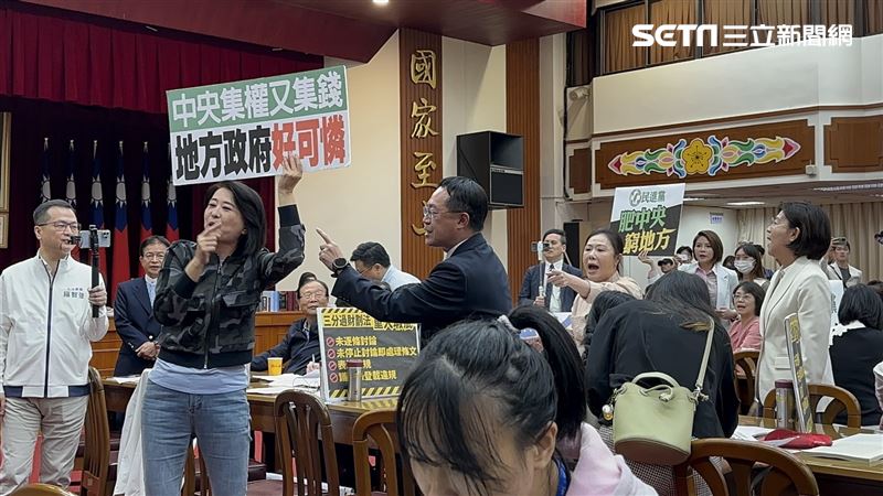 又吵！吳秉叡提會議無效　國民黨舉牌抗議