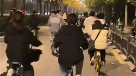 夜衝開封，20萬鄭州大學生騎「共享單車」上街，調度員崩潰，塞車(圖／翻攝自微博)