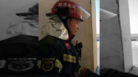 陸消防員庫學輝，救女孩吸入毒氣，智力退回三歲，愛妻：陪他重新長大(圖／翻攝自央視網)