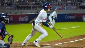 芝加哥小熊大物蕭奧（Matt Shaw）5打數猛敲4安，貢獻7分打點跑回3分，8局下還敲出終結比賽的再見三分砲，幫助美國隊提前以12：2「扣倒」荷蘭。（圖／翻攝自WBSC官網）