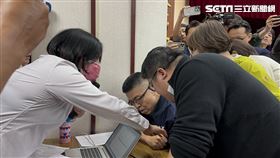 國民黨團助理控蔡易餘搶麥克風。（圖／記者詹宜庭攝影）