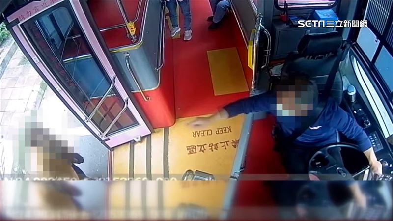 不爽公車門關太快！男暴怒拍車門嗆來單挑