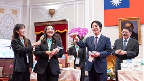 賴清德總統今（11）日接見113年「國際青年大使交流計畫」訪團及「農業青年大使『新南向』交流計畫」訪團。（圖／總統府提供)