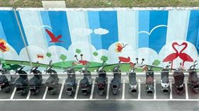 有網友拍下台北市河堤旁機車整齊停在停車格的畫面，引發網友熱議。（圖／ Threads／＠bettyuu_）