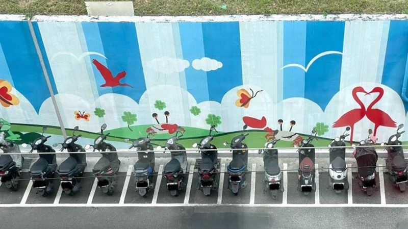 整排機車一格一車　網：至少可再塞13台