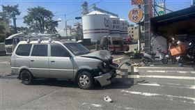 疑搶快、闖紅燈！騎士高速撞廂型車「噴飛撞電桿」慘亡　驚悚影像曝 台中大肚，沙田路(圖／翻攝畫面)