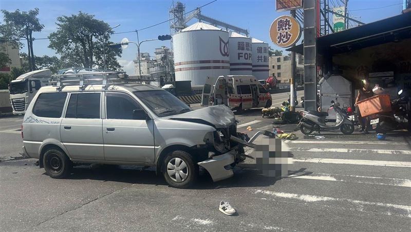 廂型車搶快撞機車　台中騎士噴飛撞電桿亡
