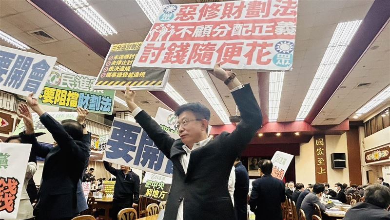郭國文控藍營杯葛災害準備金