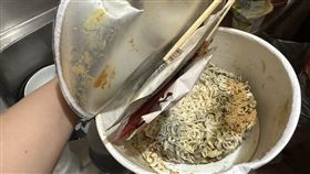 議員陳怡君說泡麵一打開超級惡臭，推測是料理包爆掉，所以泡麵都發霉了。（圖／翻攝自陳怡君臉書）