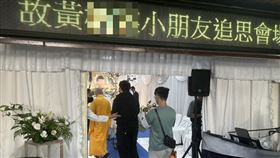 台中11歲，黃姓男童，騎腳踏車遭撞輾亡，告別式 同學老師痛哭， 寫卡片送別(圖／翻攝畫面)