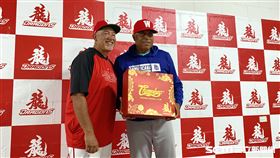 ▲前中職洋投「阿Q」、「強龍」José Canó，12強熱身賽與味全龍賈西（左）合照。（圖／記者張沛嘉攝影）
