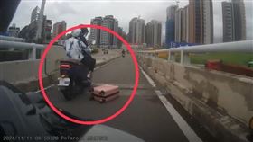 騎士經過華江橋時，差點被掉落的行李箱擊中。（圖／翻攝畫面）