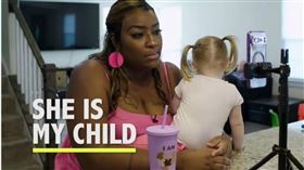 美國一名非裔女性與白人男性結婚後，陸續生下3個寶寶。由於第3名寶寶膚色白皙，看起來是不折不扣的白人寶寶，讓這名媽媽帶女兒出門時飽受各種不便。（圖／翻攝YT／truly）