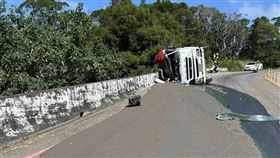 台中林男駕駛水泥預拌車行經華山路失控翻覆。（圖／翻攝自咱是大肚人）